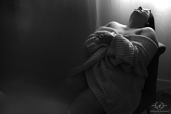 portrait en noir et blanc d'une femme accompagnée pour retrouver confiance en soi