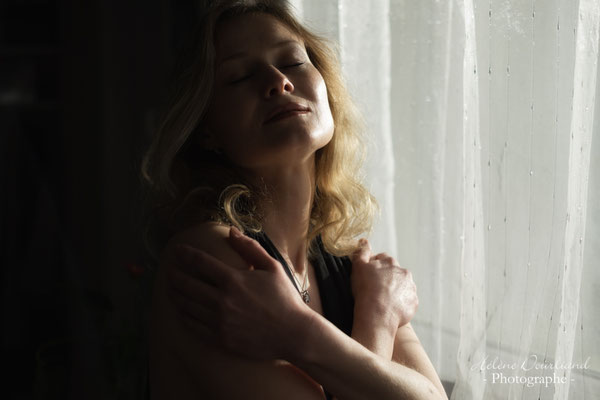 femme blonde près d'une fenêtre