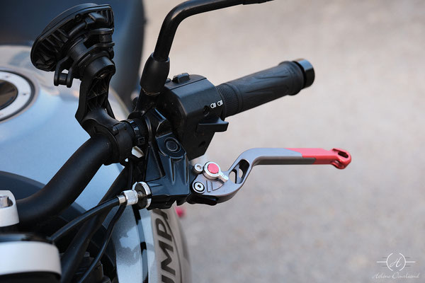 Gros plan sur une poignée personnalisée installée sur une moto Triumph Trident