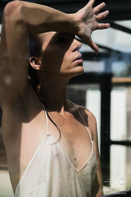 Expérience aquatique : Séance photo femme au bord de l'eau