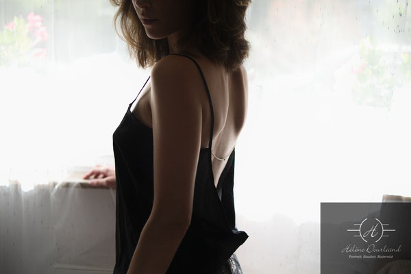 portrait femme en nuisette devant une fenêtre