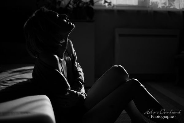 portrait de femme en lingerie en nb contrasté
