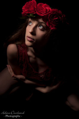 idée shooting photo femme portant une couronne de fleurs