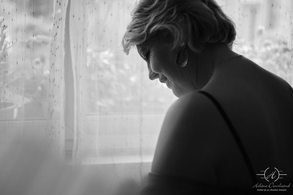 Expérience de boudoir artistique en noir et blanc, révélant la beauté à travers les contrastes