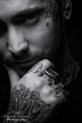 portrait homme noir et blanc en studio