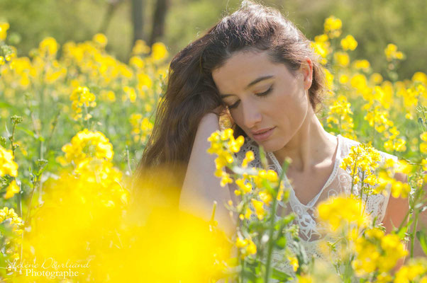 shooting photo femme en extérieur champ de colza