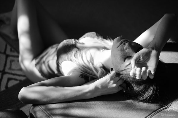 Femme apprenant à accepter son corps grâce à la photographie