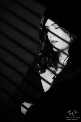 Femme, portrait artistique en photo noir et blanc