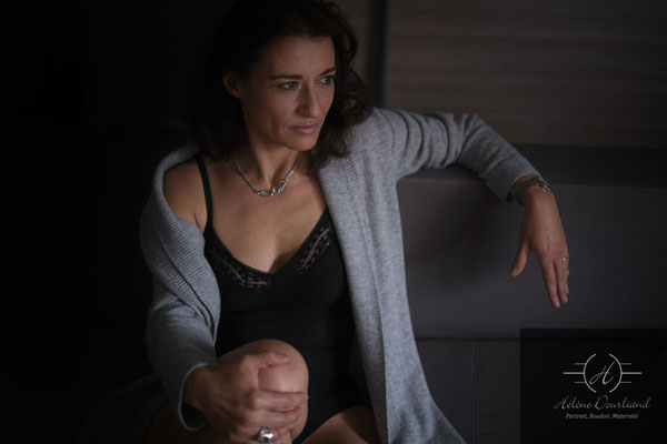 portrait féminin glamour en intérieur