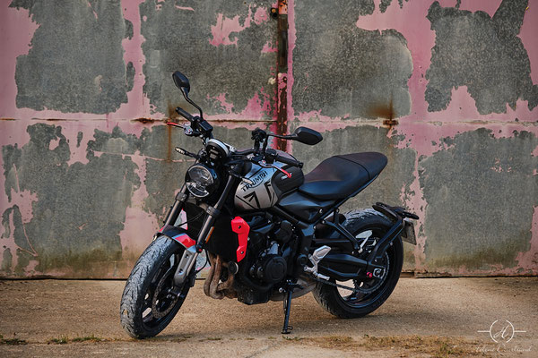 Vue d'ensemble d'une Triumph Trident réalisée lors d'un shooting photo moto