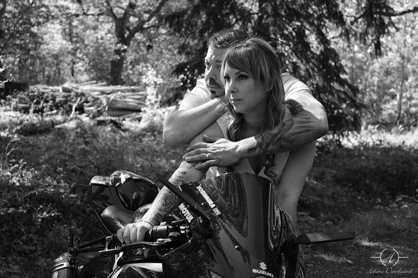 shooting moto en couple en noir et blanc