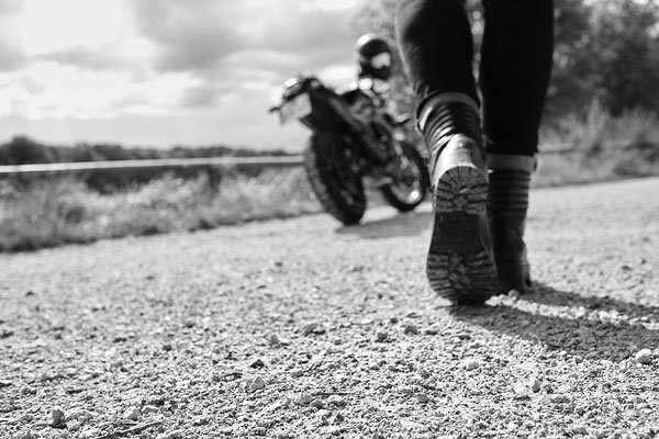 Séance photo femme avec moto