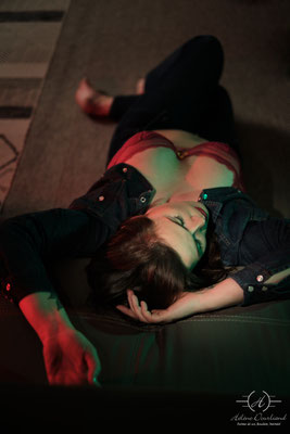 Explorez l'univers vif et énergique d'une séance boudoir en lingerie, imprégnée d'une ambiance acidulée