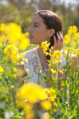 idée shooting photo femme dans un champ de colza