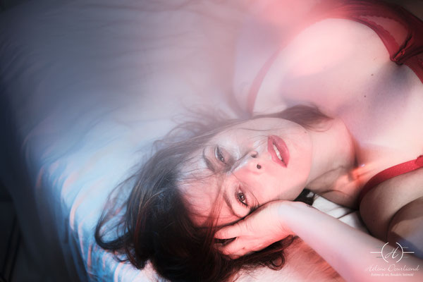 Séance boudoir éclatante en lingerie aux couleurs acidulées, pour une expérience sensorielle inoubliable