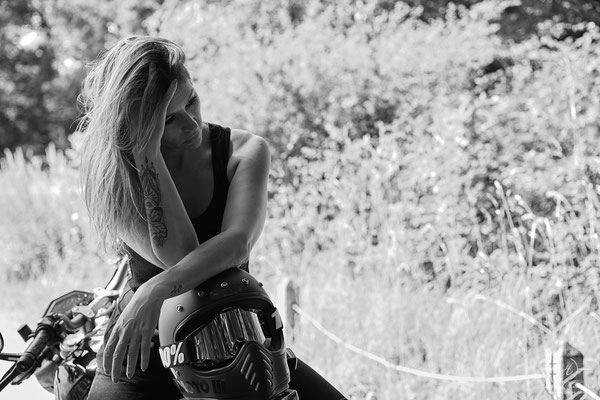 photo femme avec moto en pleine nature