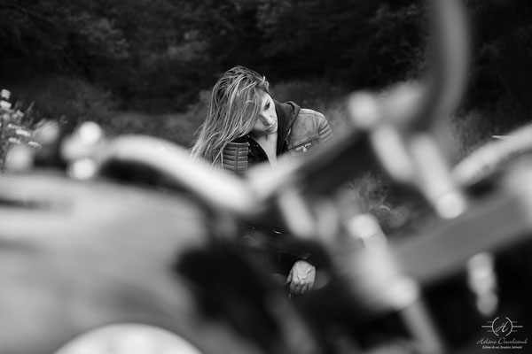 photo femme avec moto