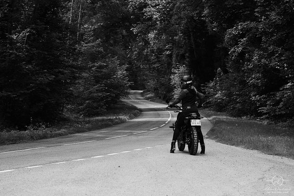 shooting photo moto femme en forêt de Rambouillet