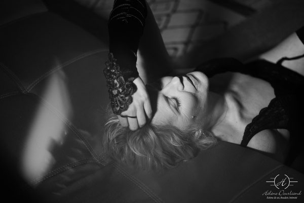 Photographies Boudoir capturant la sensualité et le mystère du cinéma classique