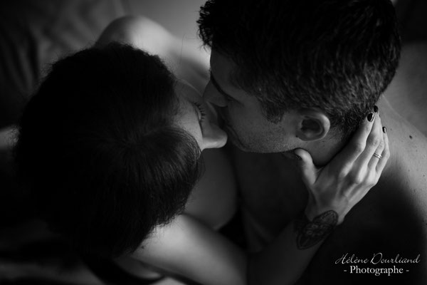 La magie du boudoir couple en monochrome