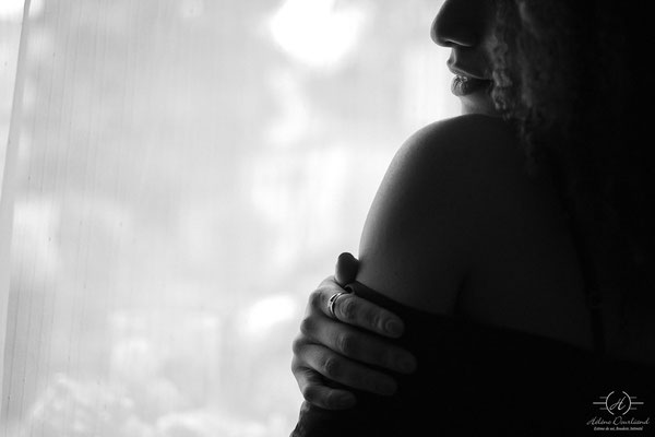portrait de femme en noir et blanc devant une fenêtre pour une expérience photo boudoir
