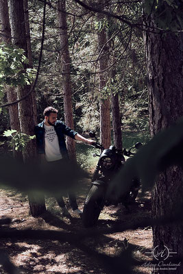Plongez dans la beauté de la nature avec un shooting moto masculin