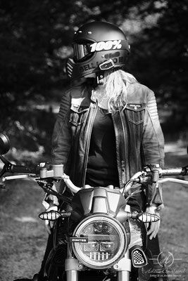 shooting photo moto femme avec casque