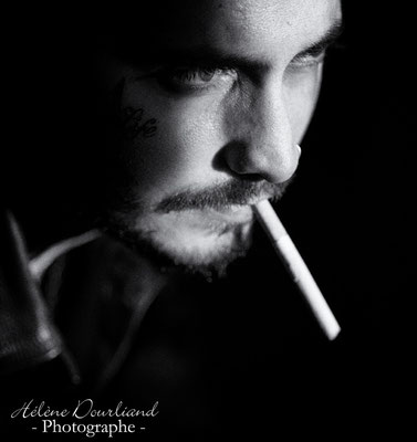 portrait homme avec une cigarette