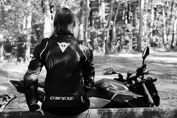 Révélez votre côté sauvage avec un shooting moto féminin