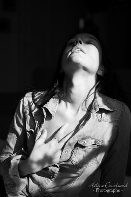 portrait d'une femme en noir et blanc