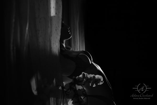 Séance photo Boudoir sublimant l'intensité émotionnelle du cinéma en noir et blanc