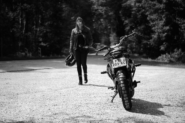 Séance photo femme avec moto