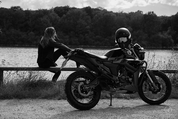 Séance photo femme avec moto