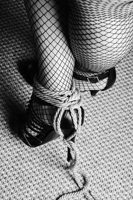 séance photo sur le thème du shibari en noir et blanc