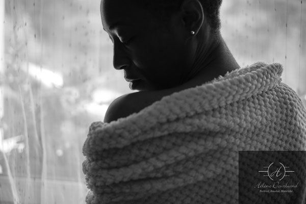 femme de dos devant une fenêtre