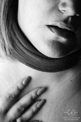séance photo sur le thème du shibari en studio en noir et blanc