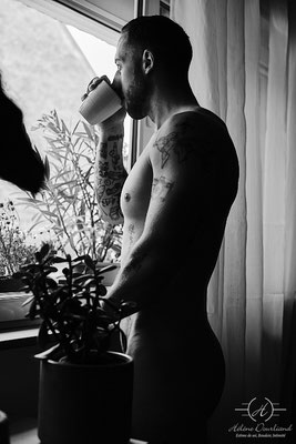 Expérience de boudoir masculin en monochrome, capturant la force et la sensualité avec une esthétique intemporelle