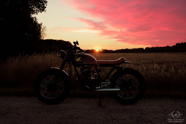 Éclairez votre passion pour la moto avec des clichés spectaculaires pris au crépuscule lors d'un shooting photo