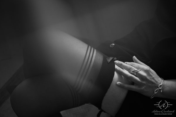 Séance de photographie sensuelle en monochrome, plongeant dans un monde de séduction intime
