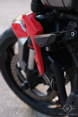 Gros plan sur le crash bar d'une moto Triumph Trident