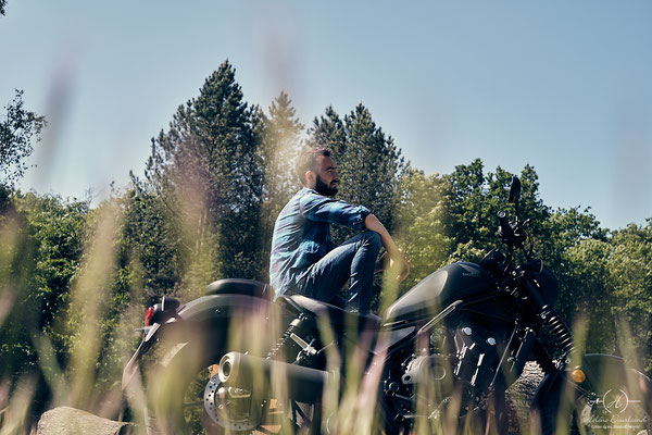 Des souvenirs inoubliables avec un shooting photo moto au cœur de la nature