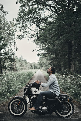 séance photo biker en pleine nature en harley