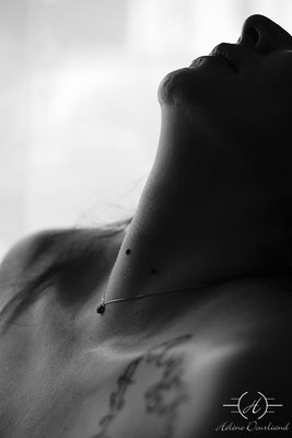 Femme mettant en valeur son histoire personnelle en photo-thérapie