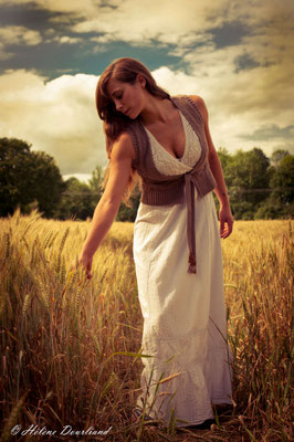 idée shooting photo femme dans une ambiance bohème dans un champ de blé en extérieur