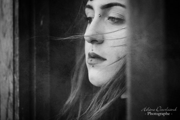 Portrait de femme en extérieur en noir et blanc dans les Yvelines