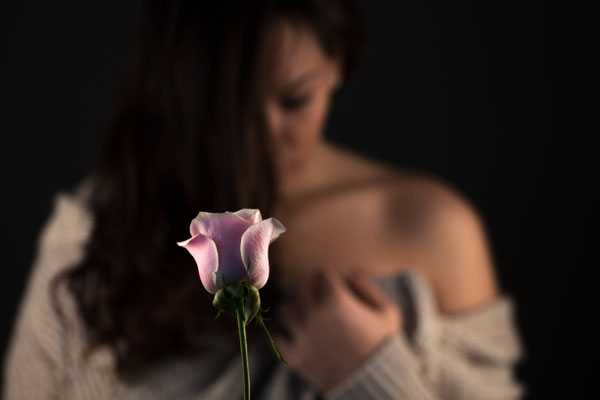 idée shooting photo femme en studio avec une rose