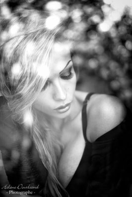 idée shooting photo femme devant une fenêtre