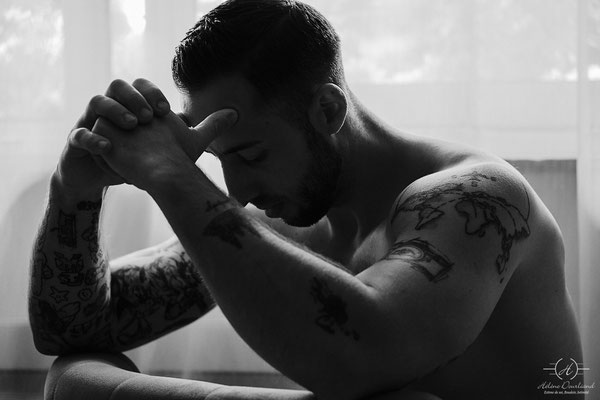 séance photo homme en noir et blanc