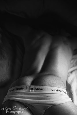 homme en noir et blanc artistique