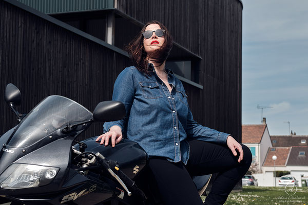 Éclatez-vous lors d'un shooting photo moto au féminin
